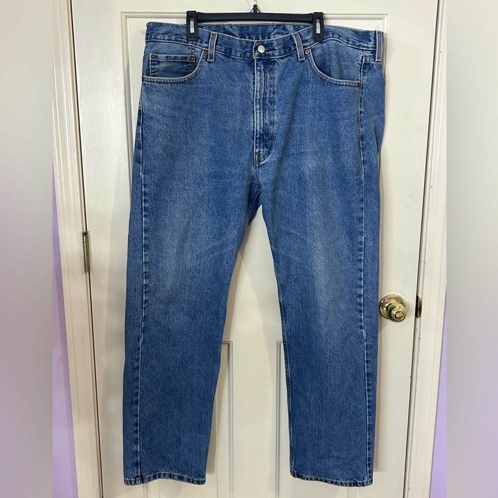 Levi’s 505 Men’s 42x32 Regular Fit Medium Wash Jeans - Picture 2 of 10
